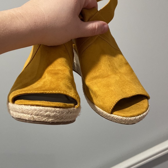 Kenneth Cole Reaction Carrie Espadrilles Wedges worn once mustard gold 💕 Size 9 - Picture 11 of 13